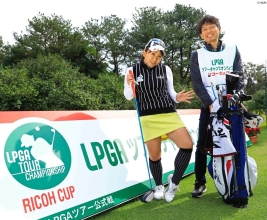 おどけて見せる吉田弓美子とキャディを務める兄の拓氏 兄妹タッグで頂点を狙う(撮影:米山聡明)
