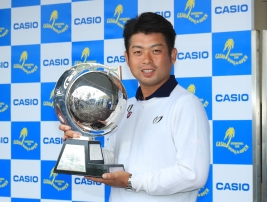 3日目の順位で結果が確定 池田勇太が今季3勝目のカップを掲げる(撮影:岩本芳弘)