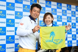 3戦2勝の黄金タッグ!池田勇太が坂井恵キャディと共に優勝を喜ぶ(撮影:岩本芳弘)