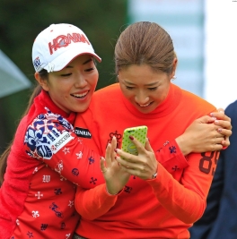 最終戦を27位Tで終えた笠りつ子(左)と木戸愛(撮影:米山聡明)