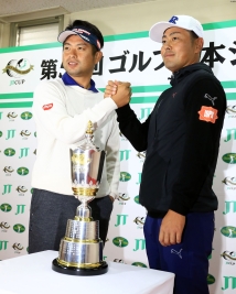 賞金王を争う池田勇太(左)と谷原秀人が互いの健闘を誓った(撮影:福田文平)