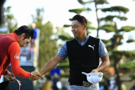 ホールアウトし、キム・ヒョンソン(左)と握手をかわす谷原秀人(撮影:福田文平)