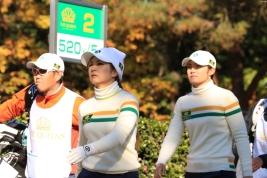 菊地&渡邉ペアはこの日振るわず、韓国チームに逆転を許した(撮影:秋田義和)