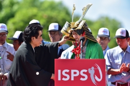 写真は昨年大会、優勝した朴を祝福する半田ISPS会長(撮影:岩井康博)