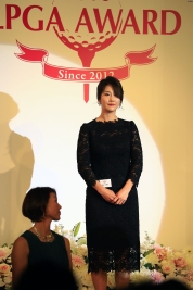 昨年とは違い黒のドレスで登場したキム・ハヌル(撮影:福田文平)