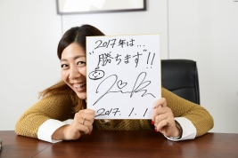 インタビューの最後には色紙に「勝ちます」と強い気持ちを書いた(撮影:上山敬太)