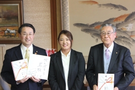 左から平井鳥取県知事、鈴木愛プロ、安住鳥取県ゴルフ協会会長