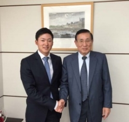 スーツ姿で契約に臨んだ今平 いささか緊張気味?