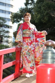 今年は情熱の赤!成田美寿々が振袖姿をお披露目(撮影:小路友博)