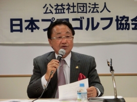 2017年のシニアツアーの日程を発表した倉本昌弘会長(撮影:秋田義和)