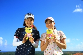 マスコットキャラを手に笑顔を見せる藤田光里(左)と村田理沙(撮影:福田文平)