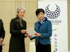 東京五輪ゴルフ競技会場再考の申し入れを行った大宅映子氏(左)と小池百合子東京都知事(撮影:ALBA)