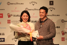 照れくさそうに馴れ初めを披露した岡村咲、右は旦那の小野寛智(撮影:秋田義和)