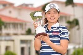 プロ初優勝を挙げた小宮満莉花、カップを掲げる(撮影:佐々木啓)