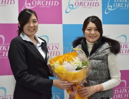 花束を受け取る諸見里しのぶ(大会提供)