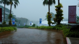 激しい雨の影響で競技はサスペンデッドとなった(撮影:上山敬太)