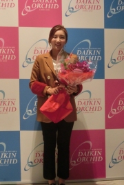 那覇空港で歓迎を受けた2年連続賞金女王のイ・ボミ(撮影:秋田義和)