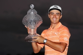 リッキー、トロフィーを掲げビックスマイル!(撮影:GettyImages)
