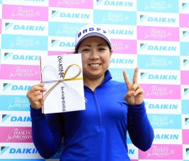 ベストスコア賞を手に笑顔 地元の大城が首位スタートを決めた(撮影:福田文平)