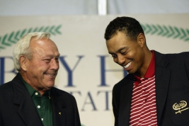 故アーノルド・パーマー氏(左)とは親しい間柄だったウッズ(写真は2003年)(撮影:GettyImages)