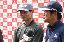 ラウンド後、インタビューに答える桑田真澄氏(左)と武藤俊憲(提供:大会事務局)