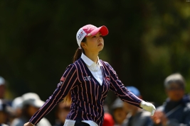残り5ホールの時点で2位に3打差をつけている菊地絵理香(撮影:村上航)
