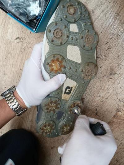 ゴルフシューズのスパイク（鋲）交換作業