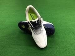 夏ゴルフにおすすめ超軽量スパイクレスシューズ