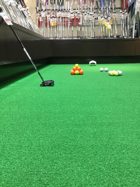 GOLF Partner 新宿南口店の広いパターコーナー