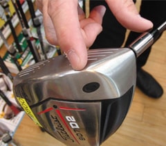 ヘッドのソールにまでシャフトが貫通しているタイトリスト907 D2